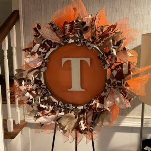 A wreath that is on top of a stand.