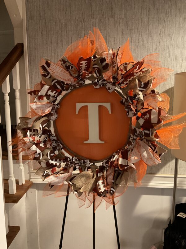 A wreath that is on top of a stand.